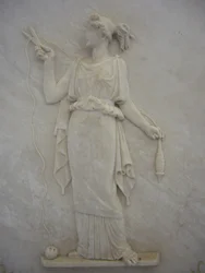 Baixo relevo de Atropos cortando o fio da Vida (mármore)