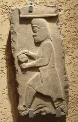 Um medo na corte real de Persépolis carregando um navio coberto, Aquemênida, c. 500 aC (calcário)