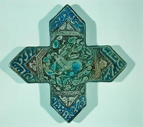 Azulejo de lustre de parede que representa uma cena de caça, provavelmente feita em Kashan, no Irão.