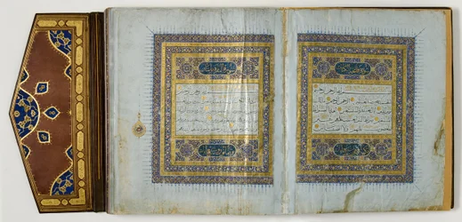 Página de um Alcorão, c.1450-1560 (tinta e ouro no papel, com couro)