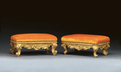Um par de banquetas de madeira dourada rococó italiano