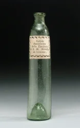 Garrafa que continha água anti-histeria, da Fonderia di Sua Altezza Reale, Officina Profumo, Farmaceutica di Santa Maria Novella, Florença, c.1850-1920 (vidro)