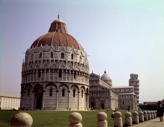 Arquitectura medieval: vista do Baptistério (construído entre 1153 e 1353), da Cúpula (catedral ou Duomo) e da Torre (iniciada em 1064) de Pisa no Campo dei Miracoli (Piazza des Miracles), Itália.