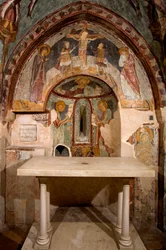 Vista da abside decorada de frescos pelo mestre de Saint François (século XIII). Cappella di San Gregorio (Capela de São Gregório) Mosteiro de São Benedetto (Sacro Speco), Subiaco (Roma), Itália