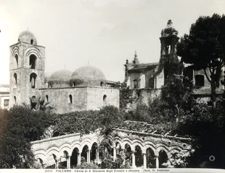Vista da extremidade oriental da igreja, construída em 1132-48 pelo rei Rogério II (m.1154) da Sicília, e do claustro construído no século XIII