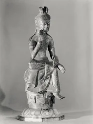 Bodissatva Sentado em uma Postura Meditativa, c.645-794 (bronze dourado) (foto a p-b)