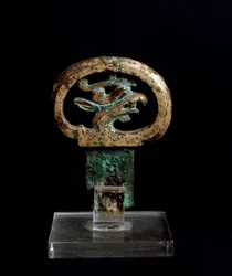 Cabo de bronze com cabeça de grifo, século 6-5 a.C.