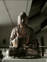 Buda sentado em posição lalitasana - escultura, período Kamakura (1185-1333)