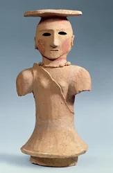 Figura Haniwa de uma xamã, séculos V-6 (louça de barro com decoração pintada)
