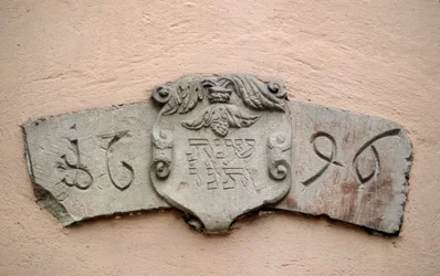 A viela dos judeus em Obernai (67). Lugares de culto: inscrição com data hebraica e a data correspondente da era cristã: 1696. Uma sinagoga foi alegadamente construída dois anos após a autorização do Intendente La Grange, o que permitiu que J