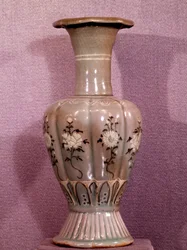 Arte coreana: vaso de cerâmica decorado com flores. Período Koryo. Século XII. Museu de Belas Artes, Palácio Duksoo, Coreia