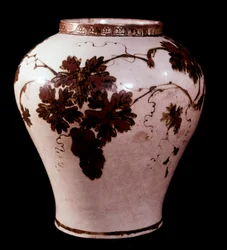 Arte coreana: frasco de porcelana do período Yi (1392-1910), Duksoo; Museu de Belas Artes do Palácio