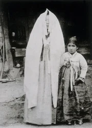 Mulher coreana e jovem rapariga