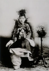 Mulher coreana em vestido de noiva tradicional