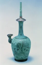 Kundika incrustada com desenho representando pássaros e uma árvore em prata, Dinastia Koryo, 918-1392 d.C. (bronze)
