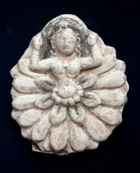 Renascença de um lótus. Motivo esculpido, sem data. Museu Nacional da Coréia, Seul (Coréia do Sul).