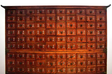 Mobiliário médico de madeira, período Joseon, Coreia, coleção Kim Chong-hak. Museu Nacional da Coreia, Seul, República da Coreia, 2006.
