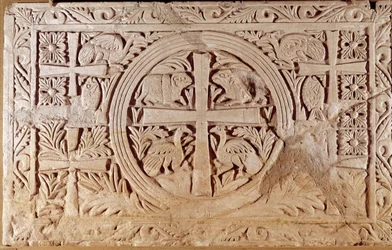laje Chancel, elemento de encerramento do coro de uma igreja. do Líbano. Século V-6 d.C. Dim. 0,78x1,27 m. Paris, Museu do Louvre