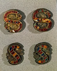 Arqueologia da Idade Média (Idade Média). Arte bárbara da Lombardia: Fivela de cinto (fivela) em forma de letra S. Objeto em ouro e esmalte policromado. Arte lombarda, século VI a VII. Itália, Cividale del Friuli, Museu Arqueológico.