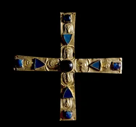 Arqueologia da Idade Média (Idade Média). Arte bárbara da Lombardia: Cruz de Gisulfo, em folha de ouro batida com pedras semi-preciosas, petre charassee. Feita por um mestre lombardo do século VII. Altura: 11 cm. Itália, Cividale del Friuli, Musee archeol.