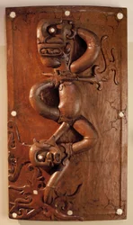 Porta esculpida representando a vitória do espírito protetor sobre o mal em Sarawak, Malásia (madeira)