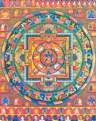 Chakrasambhara Mandala, retratando a divindade principal Sambhara abraçando o seu consorte Vajrabarahi simbolizando a união da sabedoria e da prática para alcançar a felicidade suprema (guache sobre pano)