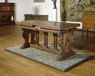 Mesa de nogueira com gavetas em armação de carvalho com colunas toscanas,1550-1600 (madeira)