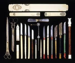 Um grupo de vinte e dois instrumentos do escriba otomano, composto por onze facas, um virador de páginas, tesoura, uma faca de papel, caixa de marfim