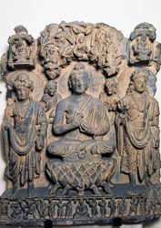 Friso retratando Budas e divindades, Peshawar, Paquistão