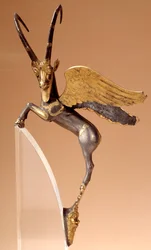 Punho aparente: asa de prata ibex, incrustado, dourado. O routenide do período persa (século VI-4º a.C.), vem do Irão. Paris, musee du Louvre - Cabo cerimonial: ibex com asas em prata, incrustado, ouro. Achaemenida período persa (século VI-4 a.C.), proveni