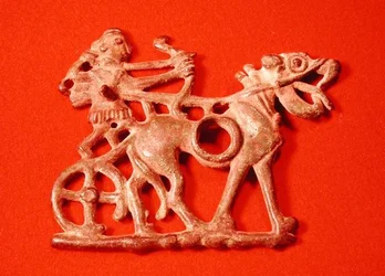 Cavalo bit representando um caçador em sua carruagem, disparando seu arco, c.1200-700 aC (bronze)