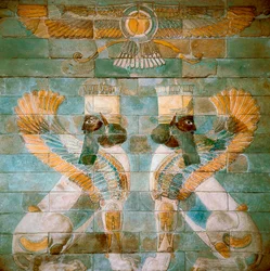 Arte persa rouénida: duas esfinges androcéfalas (ou leões) sob Ahura Mazda, divindade do zoroastrismo. De Susa, Irão