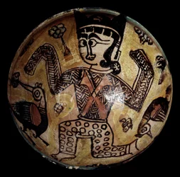Arte persa: taça de terracota com um personagem com dois pássaros. Coleção Particular