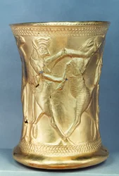 Vaso decorado com criaturas mitológicas, persas