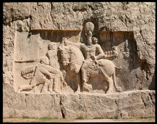 Vista da Necrópole e dos túmulos pertencentes aos reis Aquemenitas, alívio que representa a vitória de Shapur I sobre o novo imperador Valeriano em Edessa, 260 d.C.