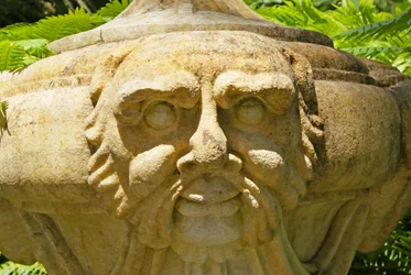 Urna de pedra entalhada no Terraço dos Deuses,Quinta da Regalia;Sintra;Portugal c.1914 (foto)