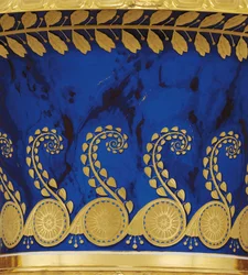 Detalhe de um vaso de porcelana com duas alças e folha de ouro feito pela Fábrica de Porcelana Imperial em 1833