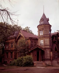 Arquitectura russa: vista de um dacha do século XIX, casa de campo russa.