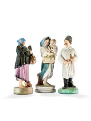 Três figuras de porcelana representando duas mulheres segurando crianças e um Cossak com um cachimbo, final do século 19 (porcelana)