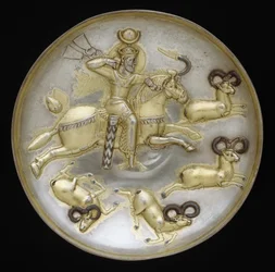 Prato com carneiros de caça ao rei, c.500 D.C. (prata, douradura de mercúrio, incrustação de niello)