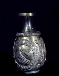 Artesanato sassânida: jarro de prata dourada decorado com três medalhões com galos estampados. 224-661 AD. Teerão, coleção Foroughi