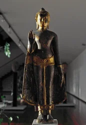 estilo Lopburi: abhyamudra buddha (escultura