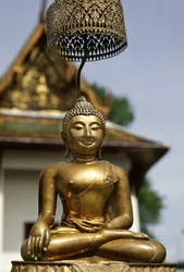 O Phra Buda Sihing exposto aos adoradores durante as celebrações de Ano Novo (bronze)