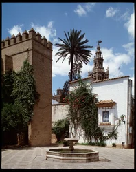 Arte almóada: vista da Giralda, antiga minarete que foi convertida numa torre sineira