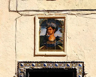 Azulejos de cerâmica com o retrato de um homem no exterior da Casa do Rei Mouro