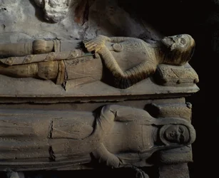 Detalhe de um sarcófago (pedra)