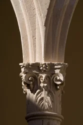 Detalhe de uma coluna no claustro do Convento de Santo Domingo (pedra)