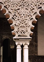 Detalhe de um dos arcos de polilobo do Patio de las Doncellas (gesso)