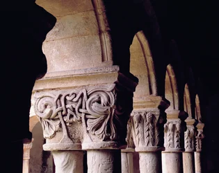 Detalhe das maiúsculas nos claustros (foto)