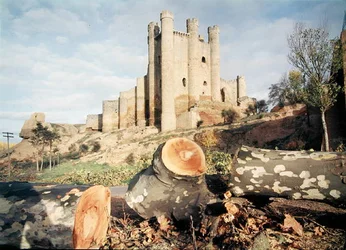 O Castillo de Coyanza, construído no século XIV-XVIII pelos Condes de Valência (foto)